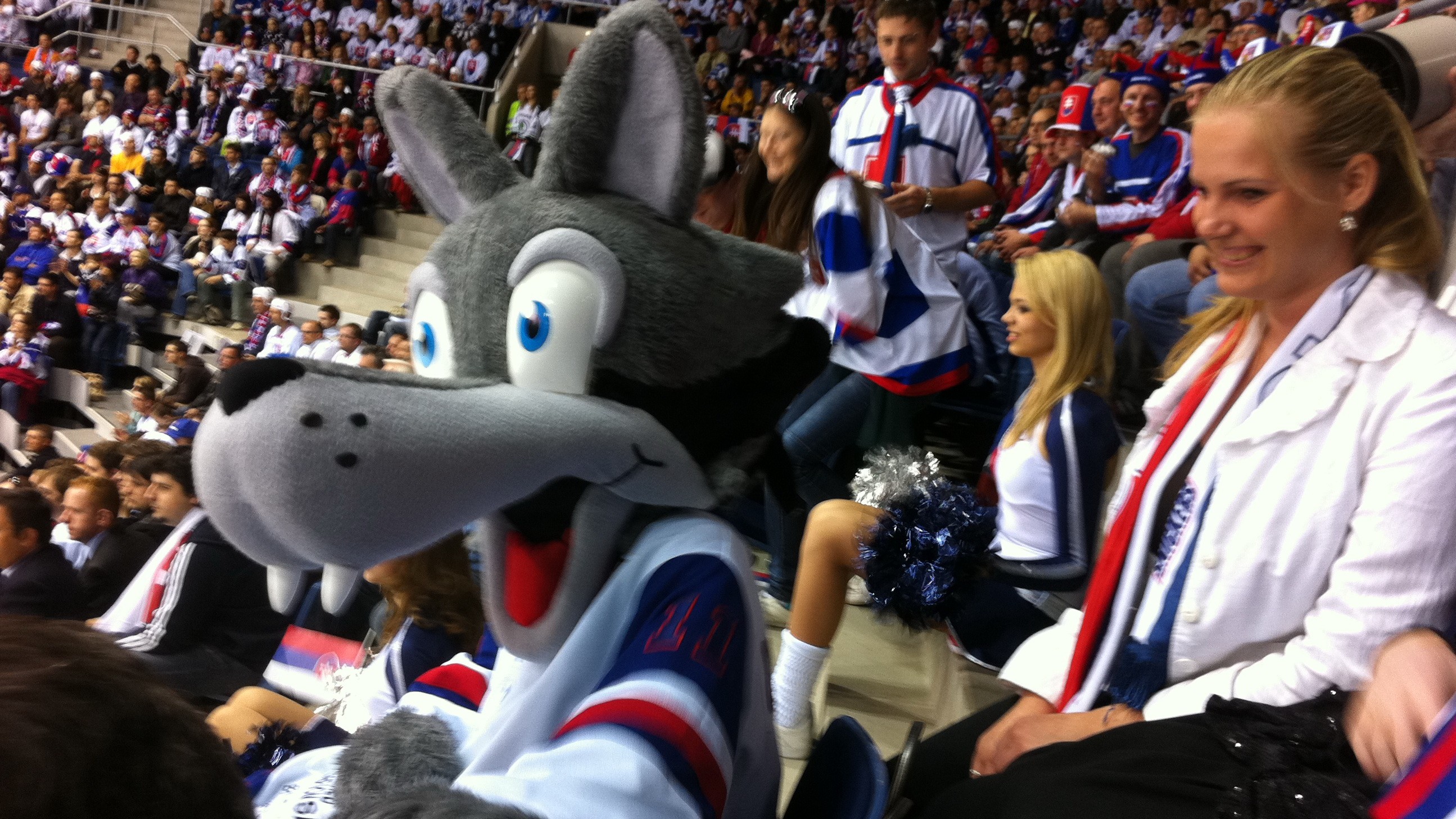 Daro Haraksin si vychutnáva hokejovú atmosféru v majstrovskej hokejovej aréne